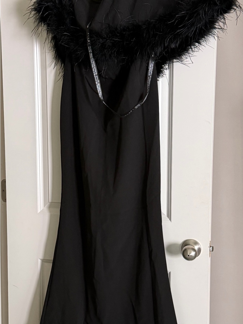Elegant One-Shoulder Black Feather-Trim Evening Dress - Picture 2 of 4